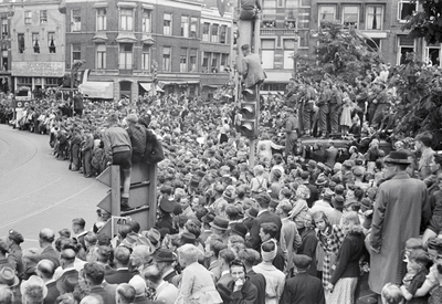 831604 Afbeelding van de toeschouwers bij de Memorial D-Day Parade op de Neude te Utrecht; op de achtergrond de ingang ...